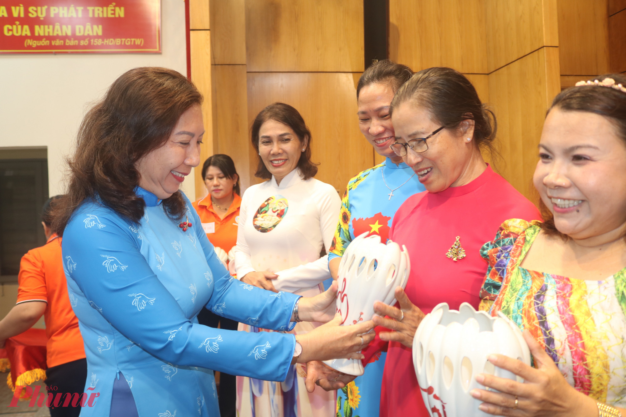 Tại buổi họp mặt, Hội LHPN phường Tam Bình biểu dương 20 gương cán bộ Hội Phụ nữ là người có đạo. Trong ảnh, bà Nguyễn Thị Thanh Tuyền – Phó chủ tịch Ủy ban MTTQ Việt Nam phường Tam Bình, Chủ tịch Hội LHPN phường – trao quà đến các dì, các chị.