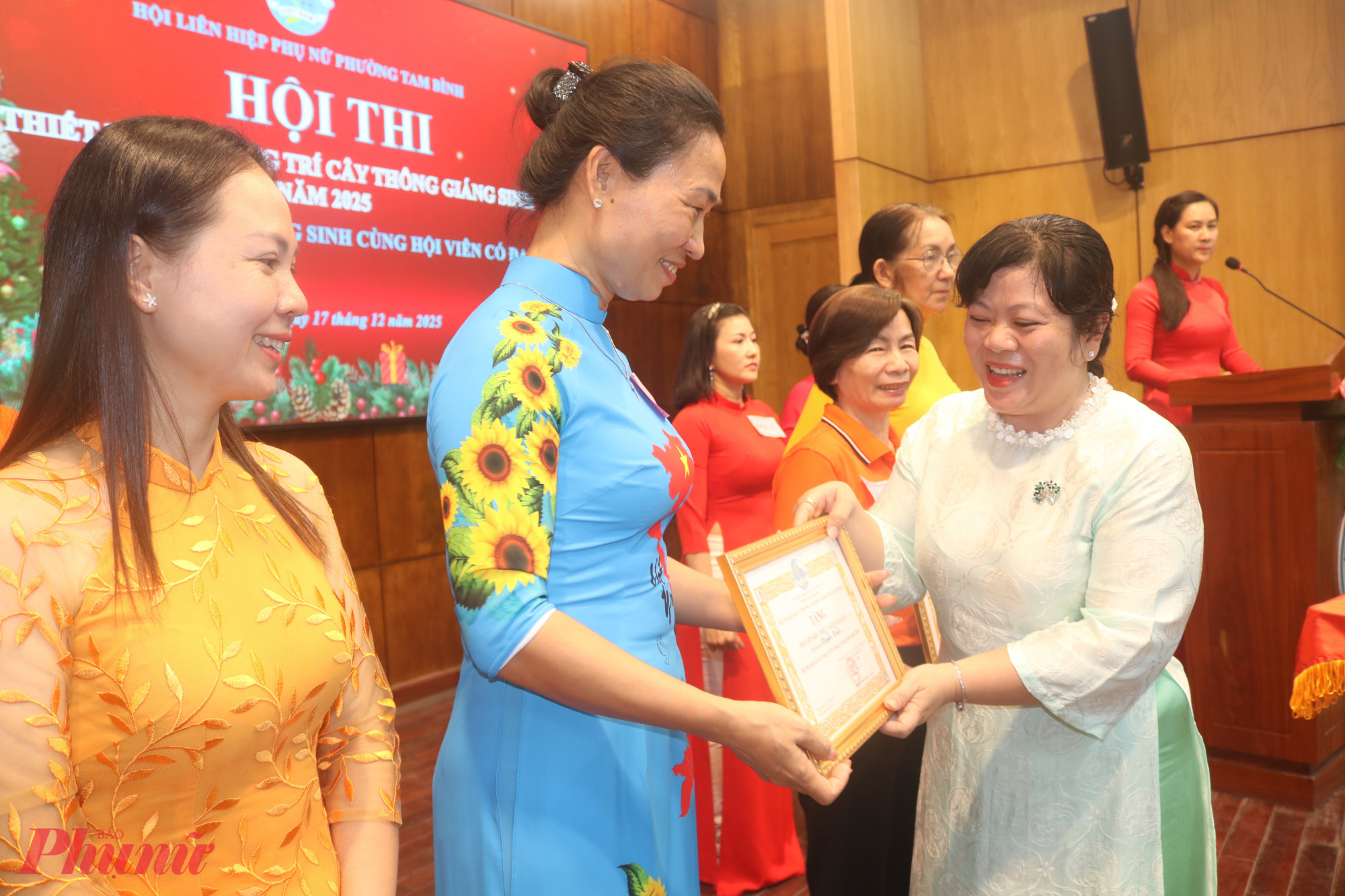 Bà Nguyễn Thuỵ Khánh – Phó chủ tịch Hội LHPN phường Tam Bình, thành viên Ban giám khảo – trao giải khuyến khích cho đại diện các đội thi - Ảnh: Mẫn Nhi