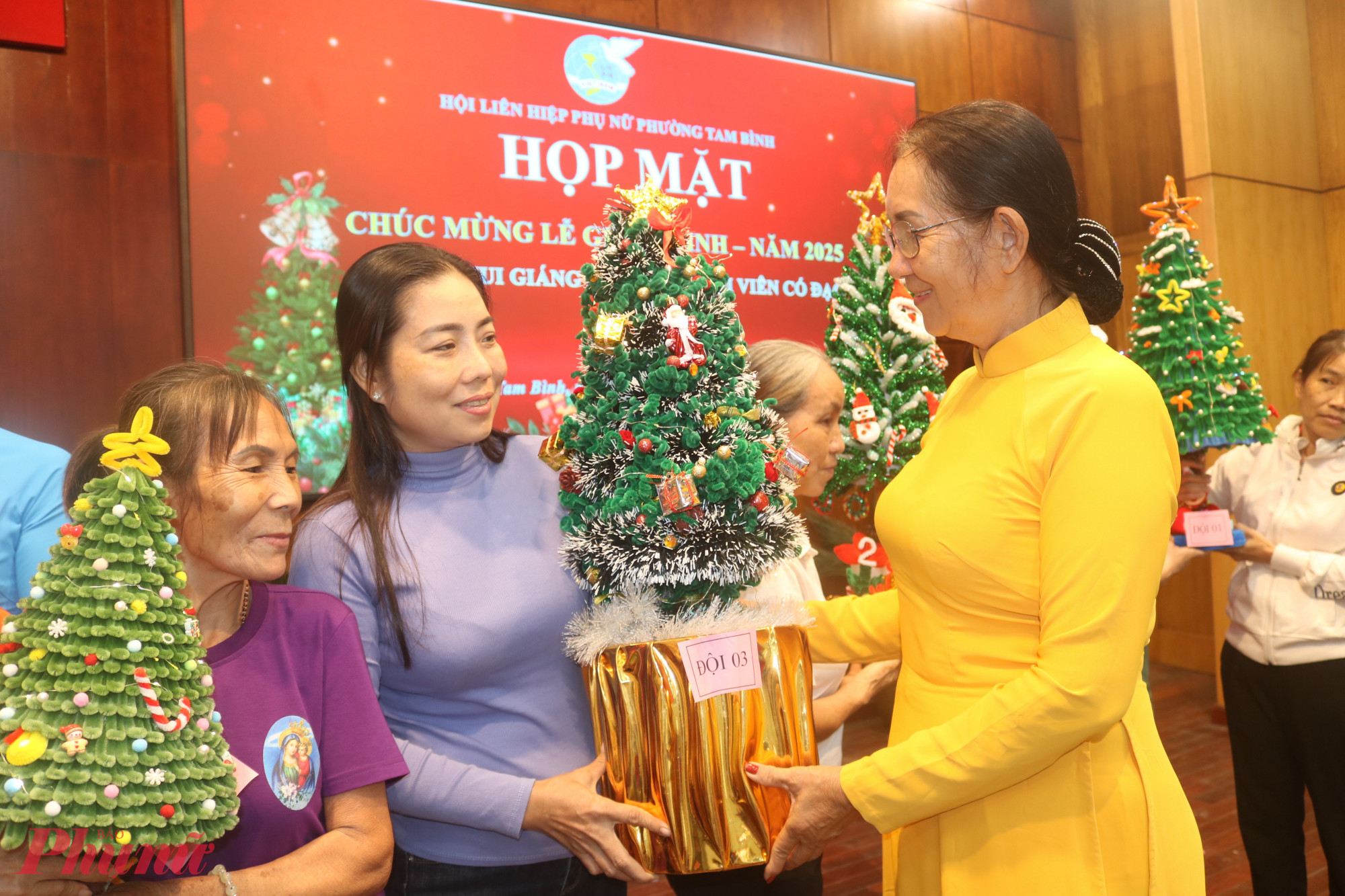 Cây thông Giáng sinh được đại diện các đội thi trao cho chị em hội viên - Ảnh: Mẫn Nhi