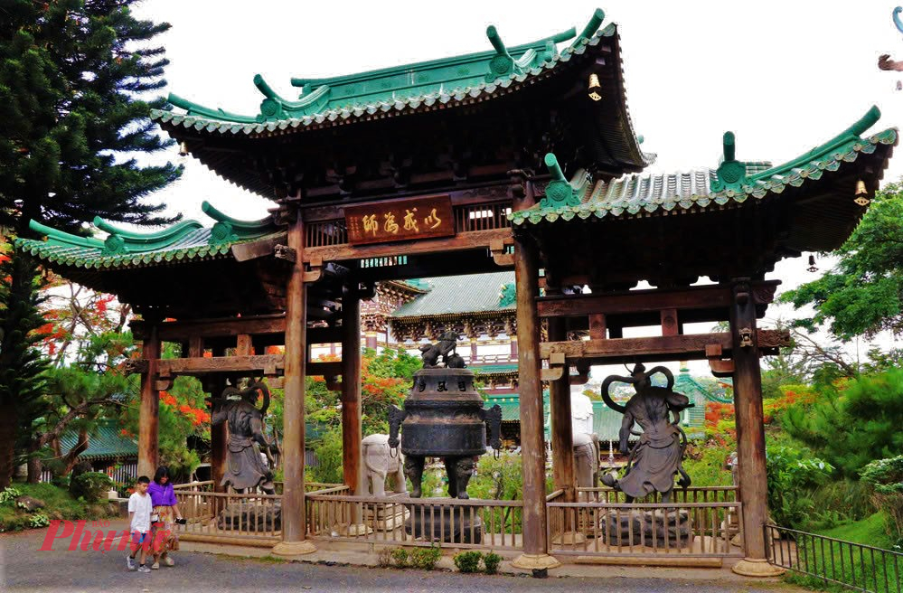  Bên trong Chánh điện chùa Minh Thành nổi bật với các bộ cửa làm từ gỗ quý hiếm, cao tới 6m, dày 4 tấc, được chạm khắc tinh xảo, thể hiện sự công phu và trang nghiêm của không gian thờ tự.