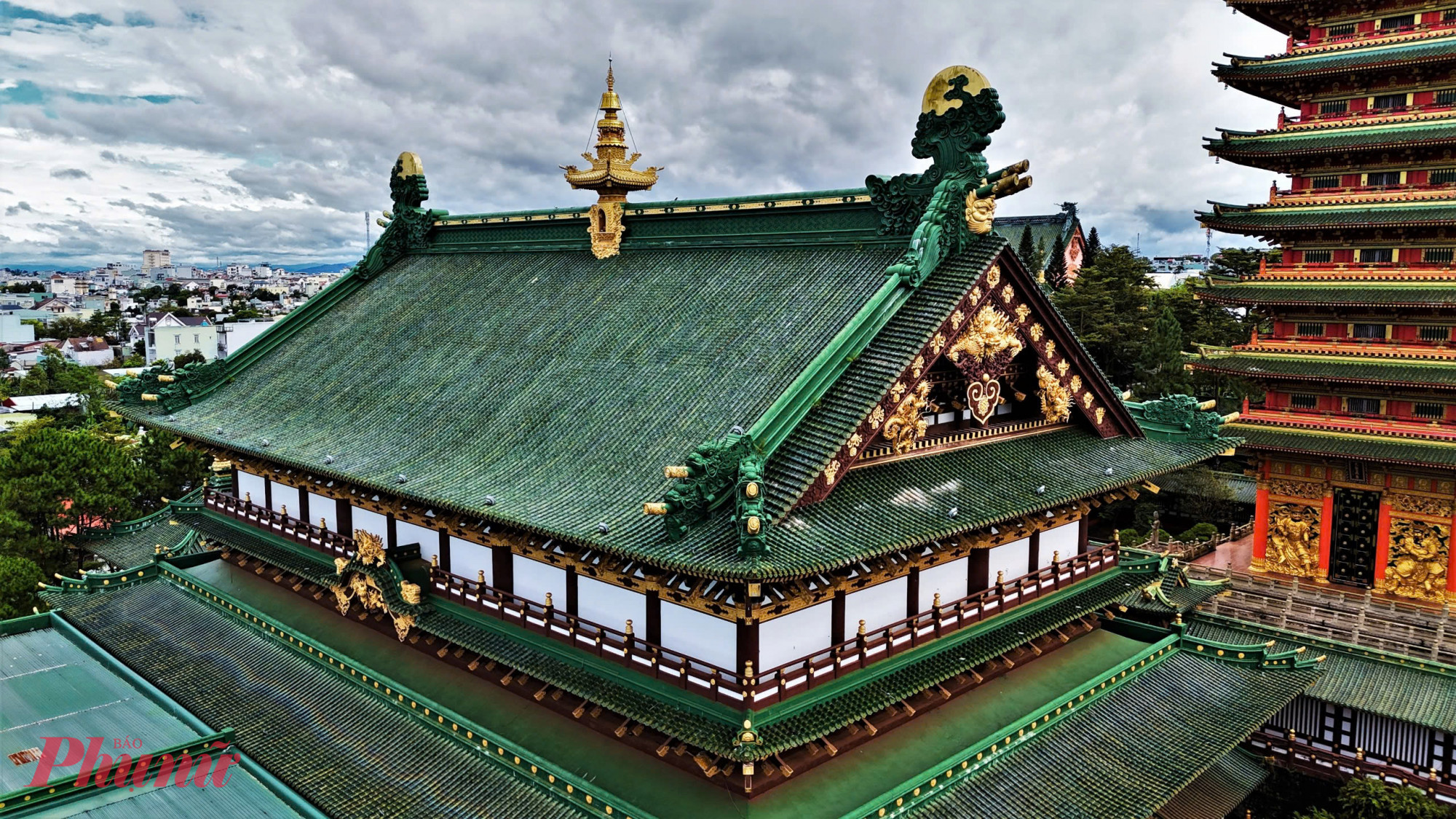  Chùa Minh Thành hiện lên với vẻ đẹp trầm mặc, sâu lắng, cuốn hút bởi lớp rêu xanh nhuốm màu thời gian, gợi cảm giác tĩnh tại và cổ kính.