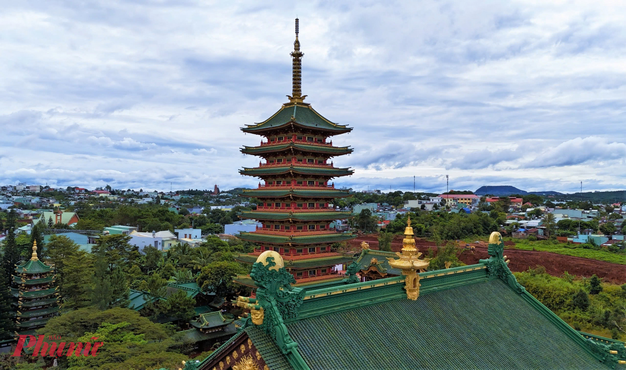  Sự hiện diện của những tán cây rợp bóng góp phần tôn lên bố cục kiến trúc, làm không gian chùa thêm hài hòa và có chiều sâu