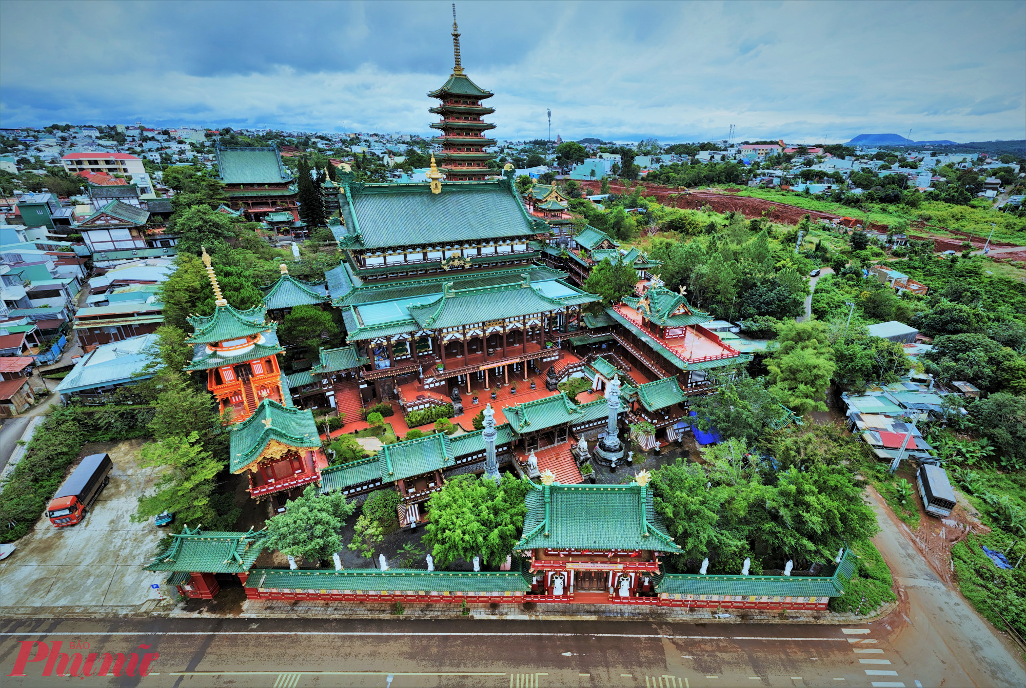 Tọa lạc tại số 348 đường Nguyễn Viết Xuân, phường Hội Phú (tỉnh Gia Lai), chùa Minh Thành được biết đến với nét kiến trúc Phật giáo nổi bật và độc đáo ở khu vực Tây Nguyên.