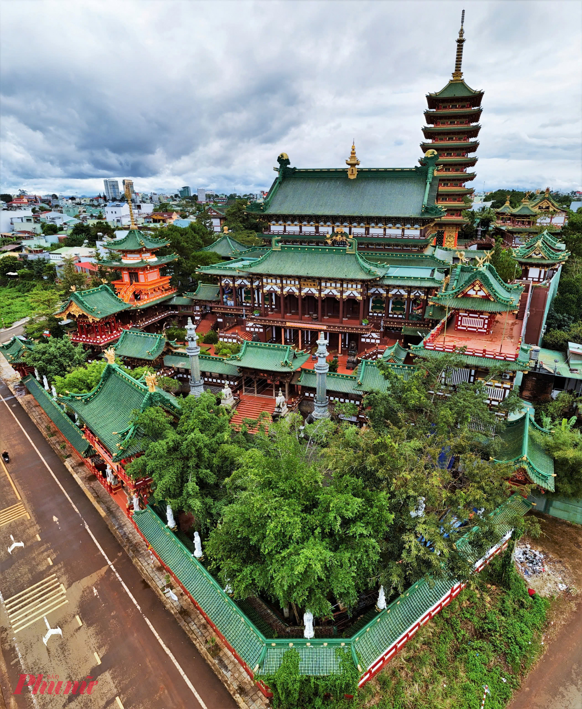 Khuôn viên rộng lớn của chùa được trang trí bởi các tiểu cảnh, tượng đá và các tác phẩm chạm khắc tinh xảo.