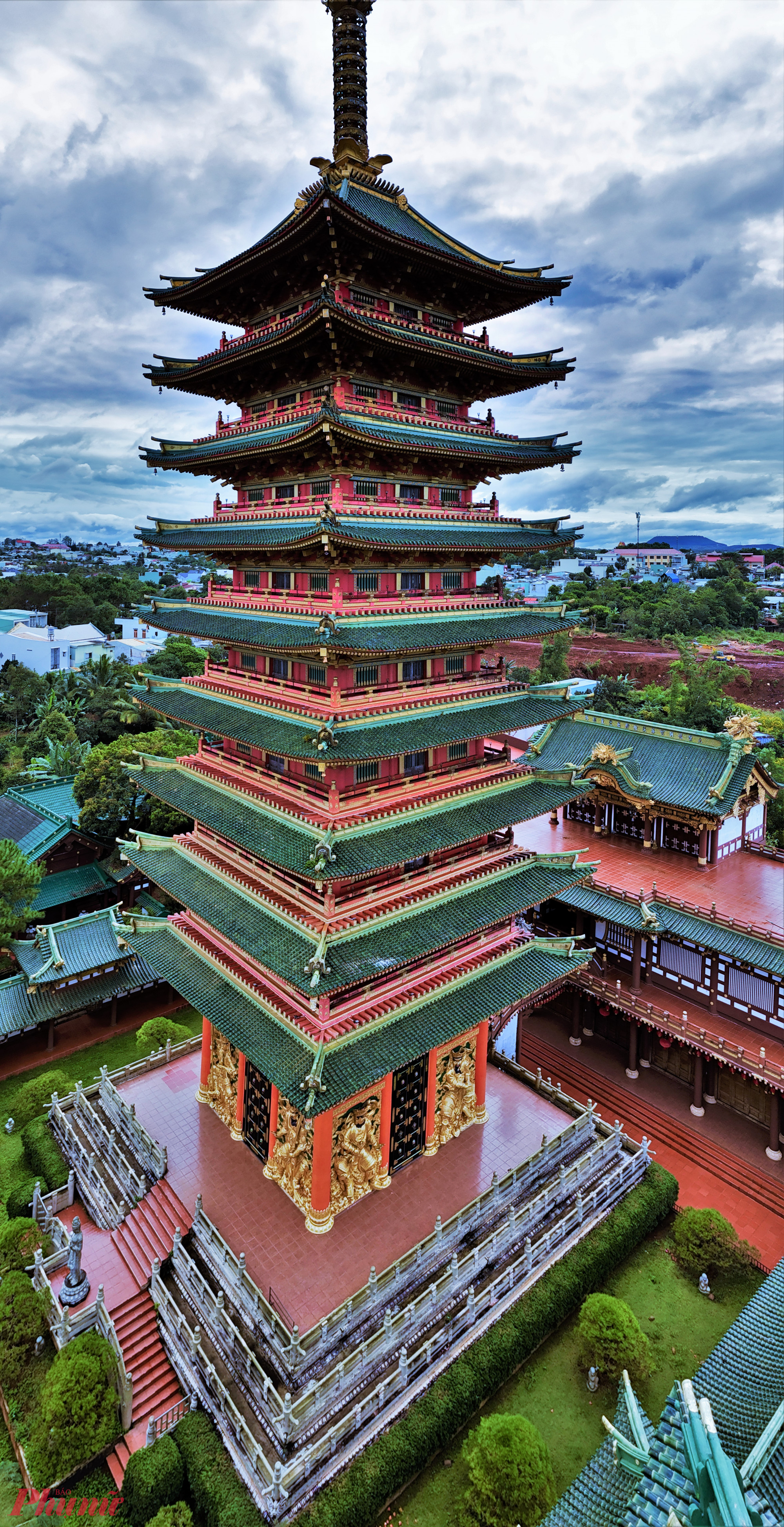 Bảo tháp Xá Lợi cao 9 tầng, với chiều cao ấn tượng lên đến 70m được sơn màu đỏ son và vàng rực rỡ. 