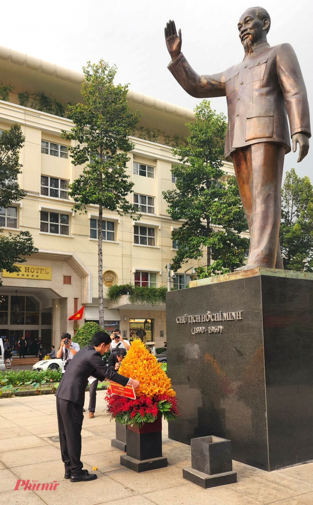 Ông Bounvixay Kongpaly - Ủy viên Ban Thường vụ Tỉnh ủy, Phó Chủ tịch Ủy ban Chính quyền tỉnh Hủa Phăn - trưởng đoàn đại diện dâng hoa lên tượng đài Chủ tịch Hồ Chí Minh