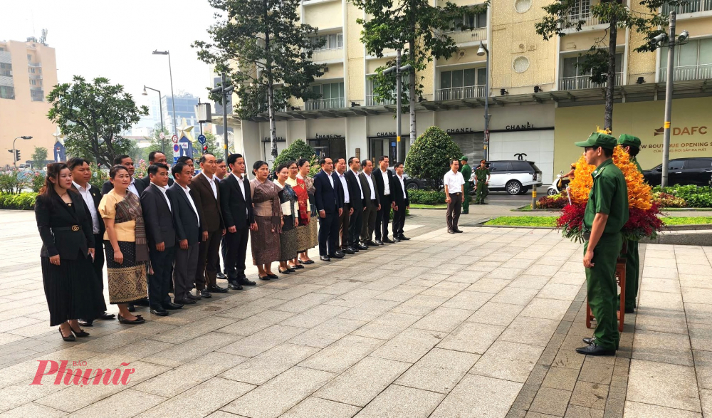 Trong bầu không khí trang trọng, đoàn kinh dâng hoa lên lãnh tụ thiên tài của Đảng và Nhân dân ta - Nhà văn hóa kiệt xuất của Việt Nam