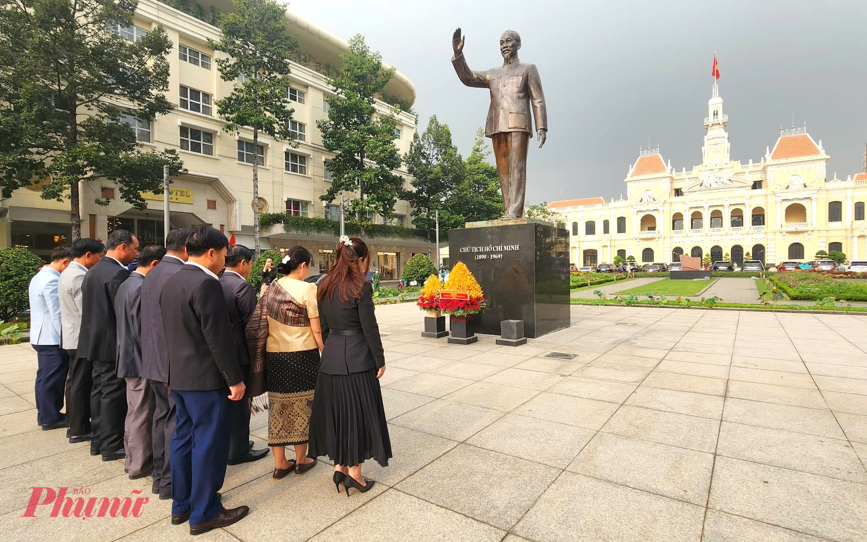 Đoàn đại biểu thành kính tưởng niệm cuộc đời và sự nghiệp của Chủ tịch Hồ Chí Minh