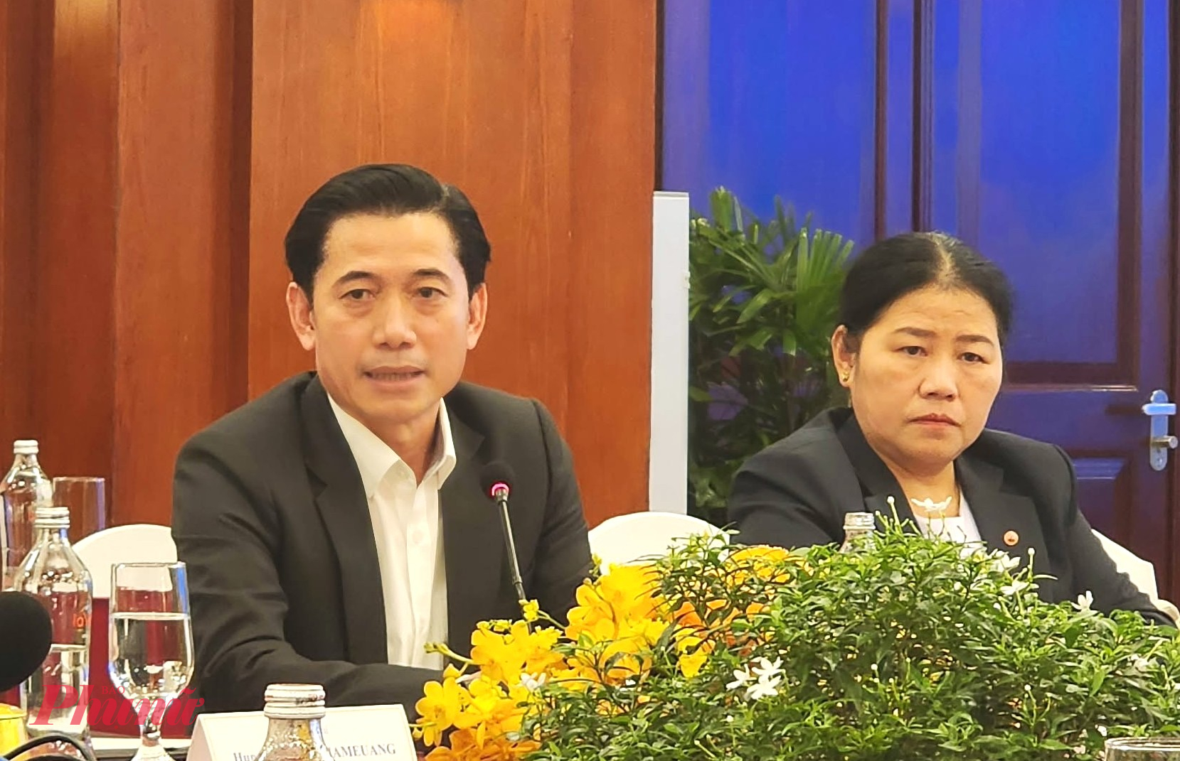 Ông Bounvixay Kongpaly - Ủy viên Ban Thường vụ Tỉnh ủy, Phó Chủ tịch Ủy ban Chính quyền tỉnh Hủa Phăn (trái) - chia sẻ tình hình kinh tế, xã hội tại địa phương và định hướng phát triển của tỉnh trong thời gian tới