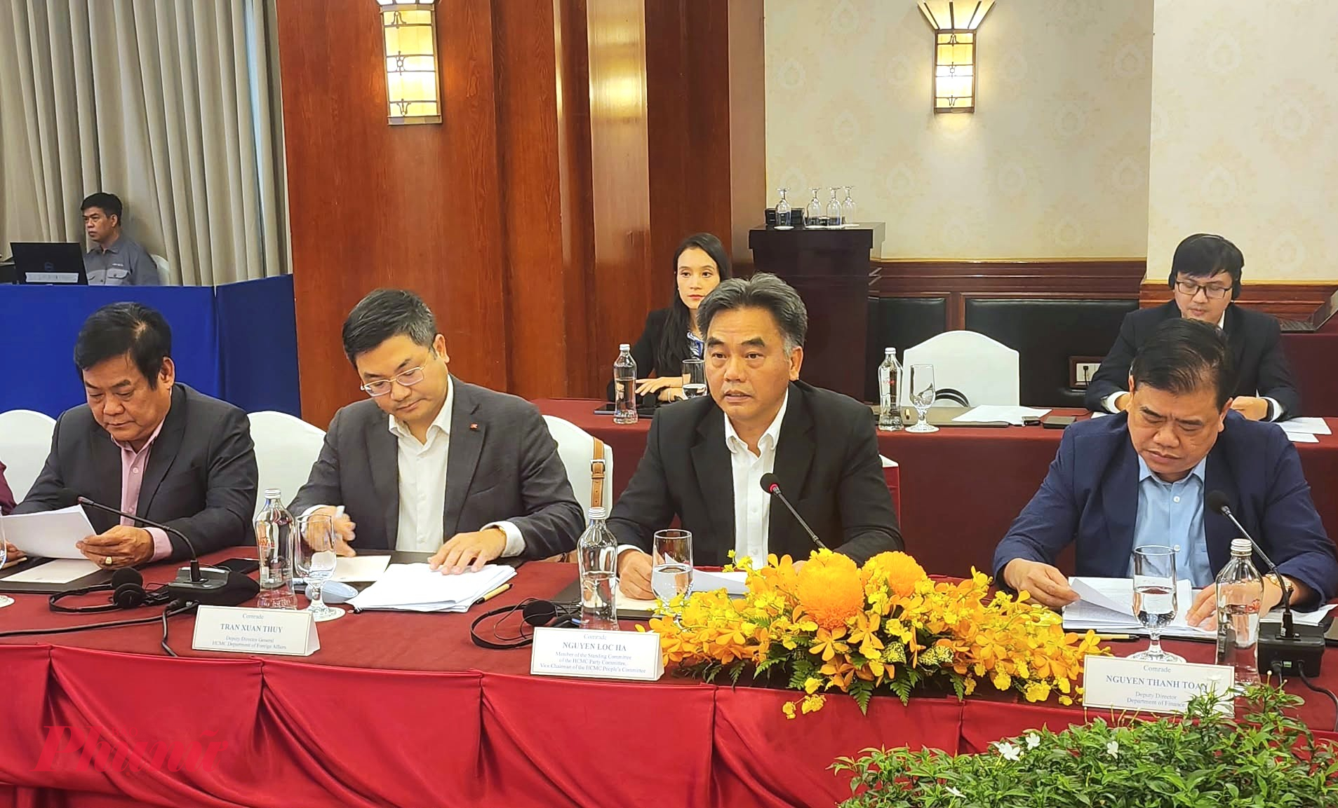 Phó Chủ tịch UBND TPHCM Nguyễn Lộc Hà (thứ ba từ trái sang) phát biểu chủ trì buổi làm việc