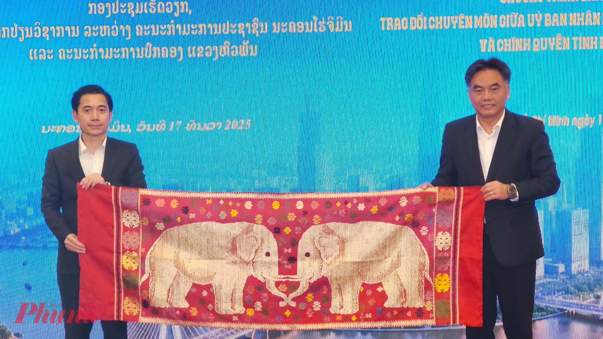 Đoàn đại biểu tỉnh Hủa Phăn gửi chiếc khăn thổ cẩm đến lãnh đạo thành phố