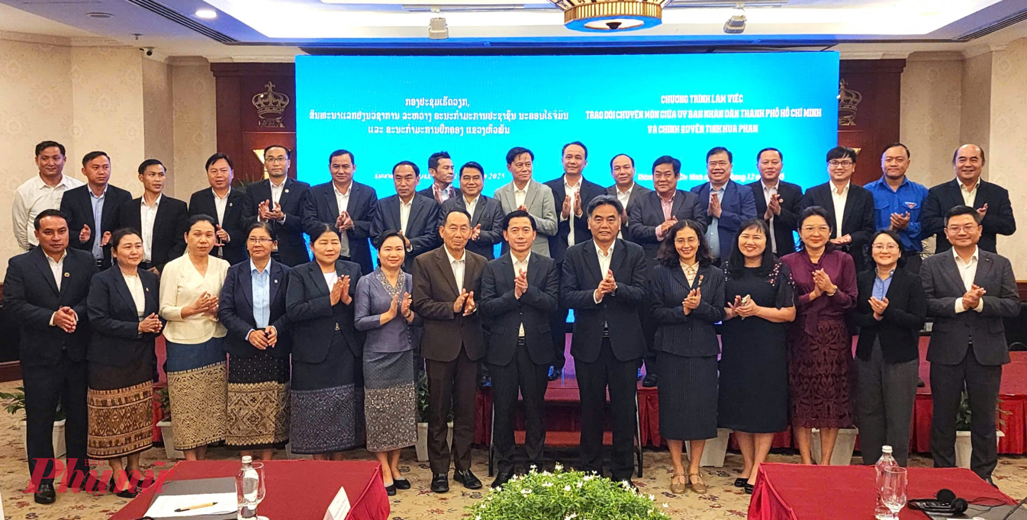 Các đại biểu tỉnh Hủa Phăn (Lào) cùng chụp ảnh lưu niệm với lãnh đạo TPHCM và đại diện các Sở, ban ngành của thành phố