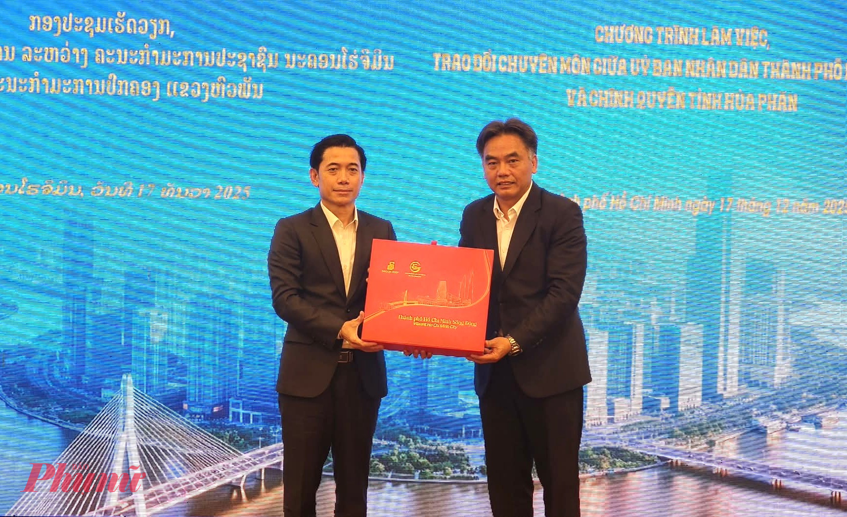 Ông Nguyễn Lộc Hà gửi tặng món quà lưu niệm đến đoàn cán bộ tỉnh Hủa Phăn