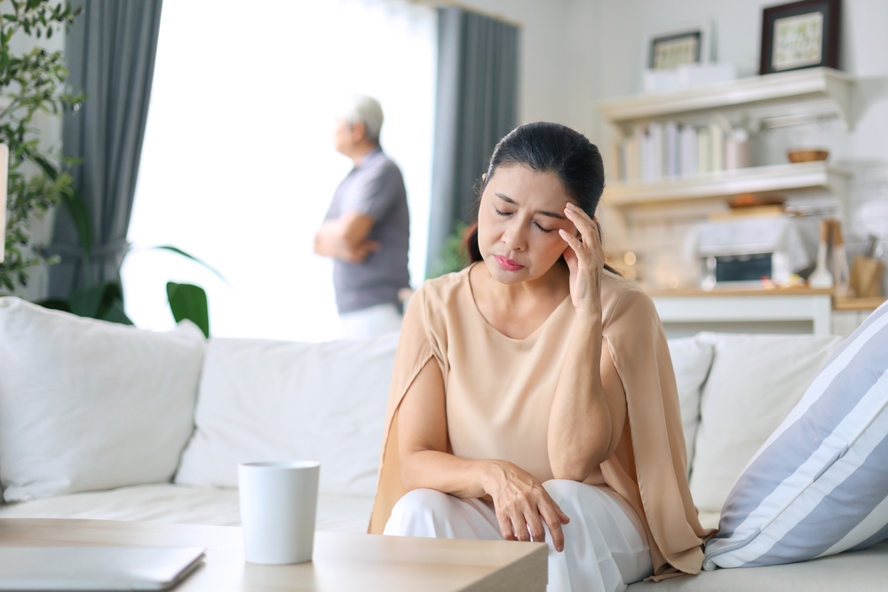 Nghỉ việc ở nhà chăm con, tôi trở thành người không có quyền với tiền của gia đình (ảnh minh họa: Shutterstock) 