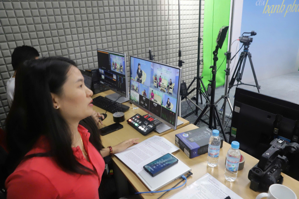 Các biên tập viên, kỹ thuật viên Báo Phụ nữ TPHCM tác nghiệp ở một chương trình takl show của báo