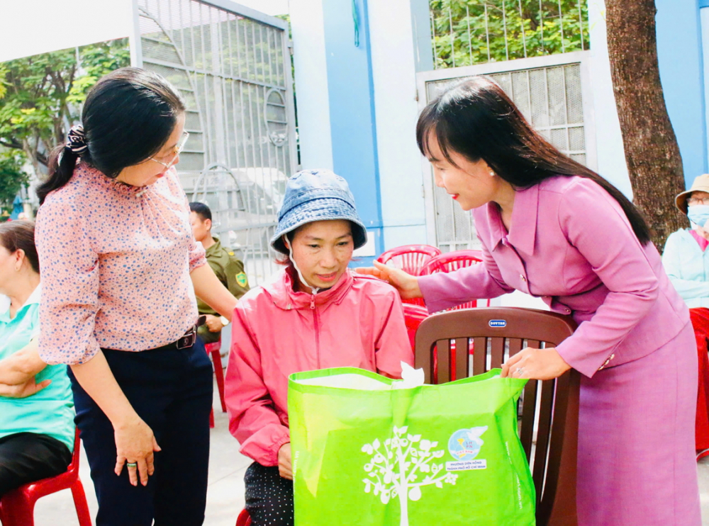 Bà Trịnh Thị Thanh (bìa phải) - Phó chủ tịch thường trực Hội LHPN TPHCM - thăm hỏi, trao quà đến phụ nữ khó khăn, mắc bệnh hiểm nghèo tại phường Diên Hồng - ẢNH: NGỌC TRĂM
