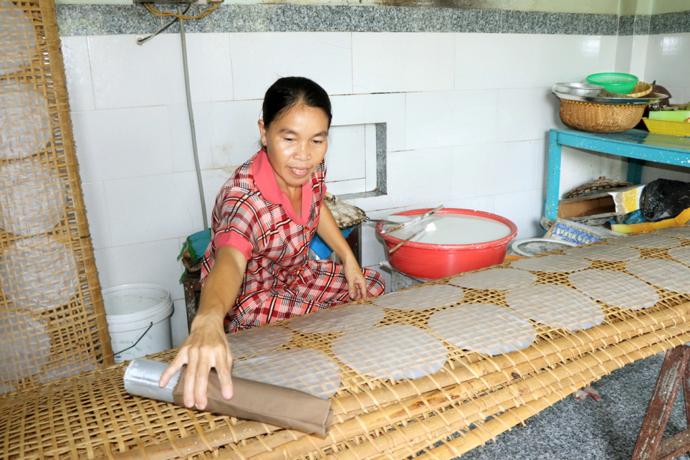Xã Long Điền hiện có gần 130 hộ làm bánh tráng, trong đó chủ yếu là lao động nữ