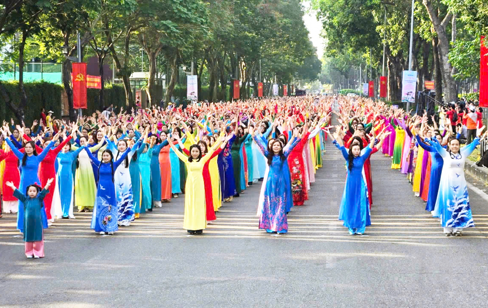 Hàng ngàn cán bộ, hội viên phụ nữ tham gia đồng diễn áo dài tại phố đi bộ Nguyễn Huệ vào ngày 8/3/2025 - Ảnh do Hội LHPN TPHCM cung cấp