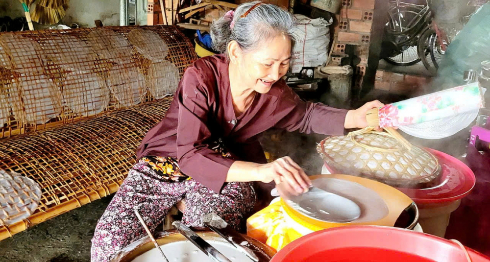 Bà Dương Thị Om (xã Long Điền, TPHCM) với hơn 50 năm làm nghề bánh tráng truyền thống