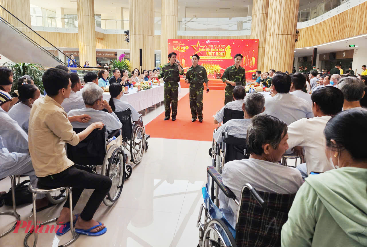 Chương trình âm nhạc định kỳ “Giai điệu kết nối yêu thương” số 10 với chủ đề “Vinh quang Quân đội nhân dân Việt Nam” tại Bệnh viện Quân y 175, ảnh Phạm An