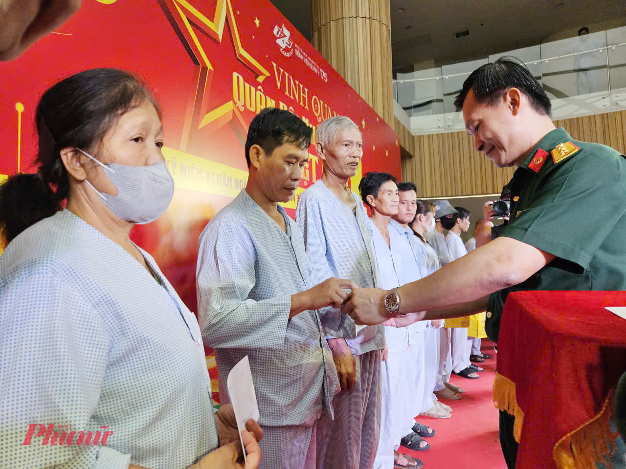 Đại tá TS.BS Phan Đình Mừng – Phó Giám đốc Bệnh viện Quân y 175 trao quà cho bệnh nhân, ảnh Phạm An