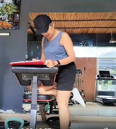 Bà tự lên giáo án cụ thể cho việc luyện tập mỗi ngày - Ảnh: NVCC