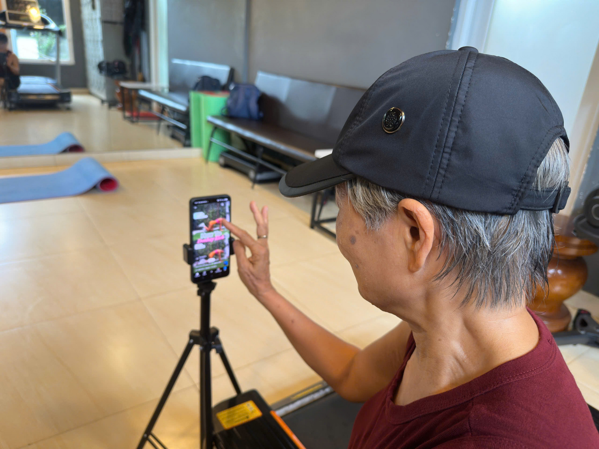 Bà tự quay, dựng clip về việc luyện tập của mình mỗi ngày rồi đăng lên mạng xã hội - Ảnh: MC.