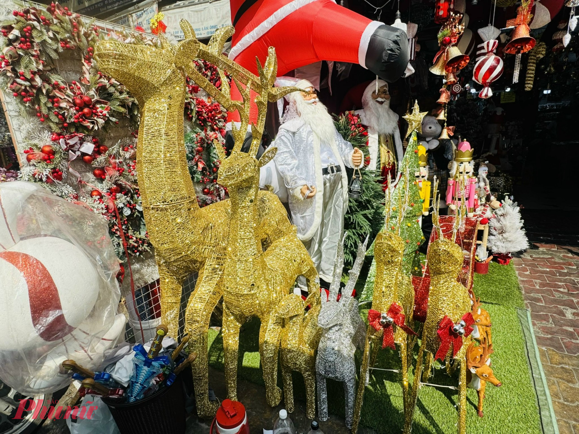 Các sản phẩm tuần lộc được làm 100% đèn led này có giá từ 1 - 4 triệu đồng/sản phẩm