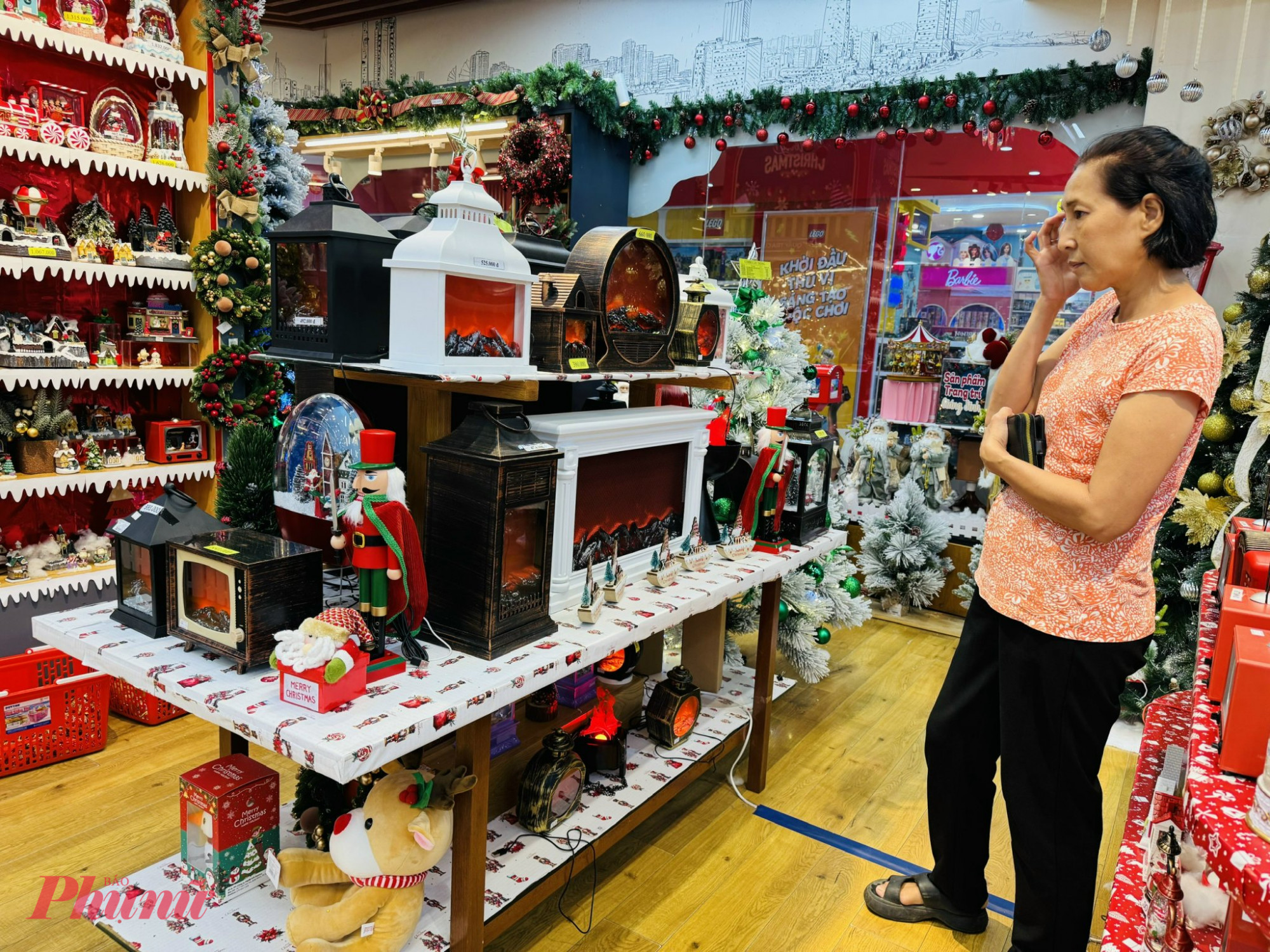 Năm nay có nhiều mô hình trang trí 3D, có thể phun ra lửa, tuyết, mức giá dao động từ 1 - 4 triệu đồng/sản phẩm, chất liệu được làm giả đồng