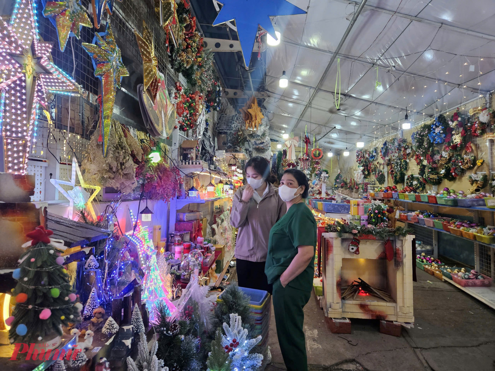 Tại các cửa hàng đồ trang trí giáo xứ Tân Định, lượng khách đến mua sắm cũng không quá đông