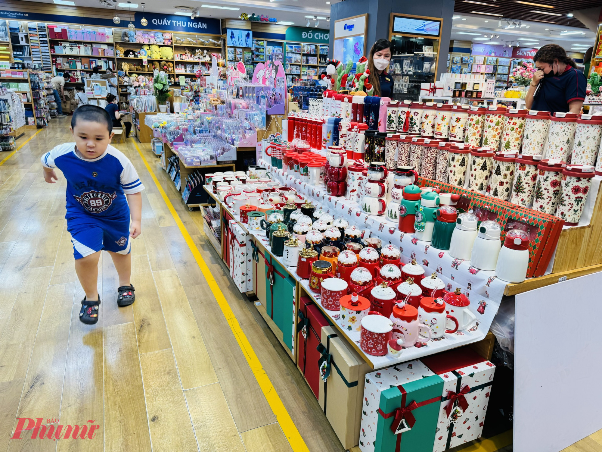 Các sản phẩm ly, viết... cũng được 