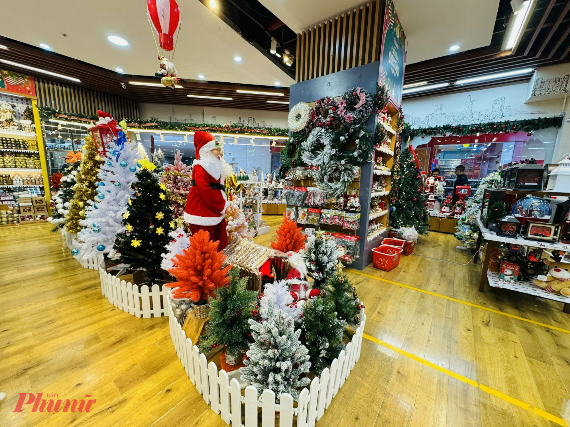 Tại nhà sách Fahasa trong LotteMart phường Tân Hưng, TPHCM, sản phẩm trang trí Giáng sinh bày trí rất nhiều. Song lượng khách rất vắng