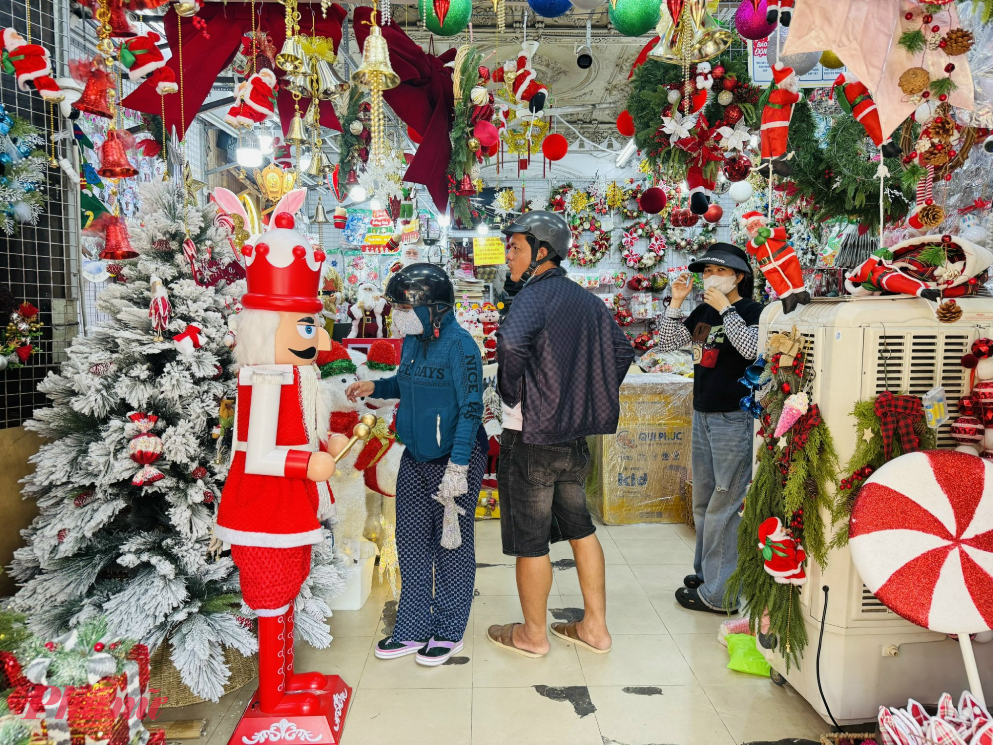 Đa phần khách sẽ chọn cây thông đã được trang trí sẵn, có mức giá khoảng 1 - 1,5 triệu đồng/sản phẩm đổ lại. 