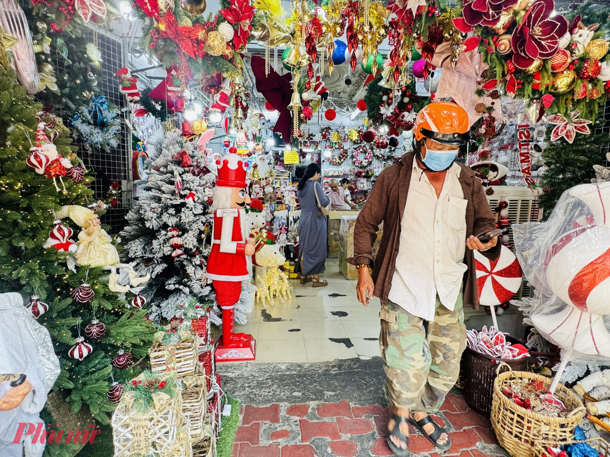 Tại Phong Thái – một trong những cửa hàng quy mô lớn nhất khu vực, lượng khách trực tiếp cũng khá ít, đa phần là các đơn hàng online, đơn hàng đi tỉnh