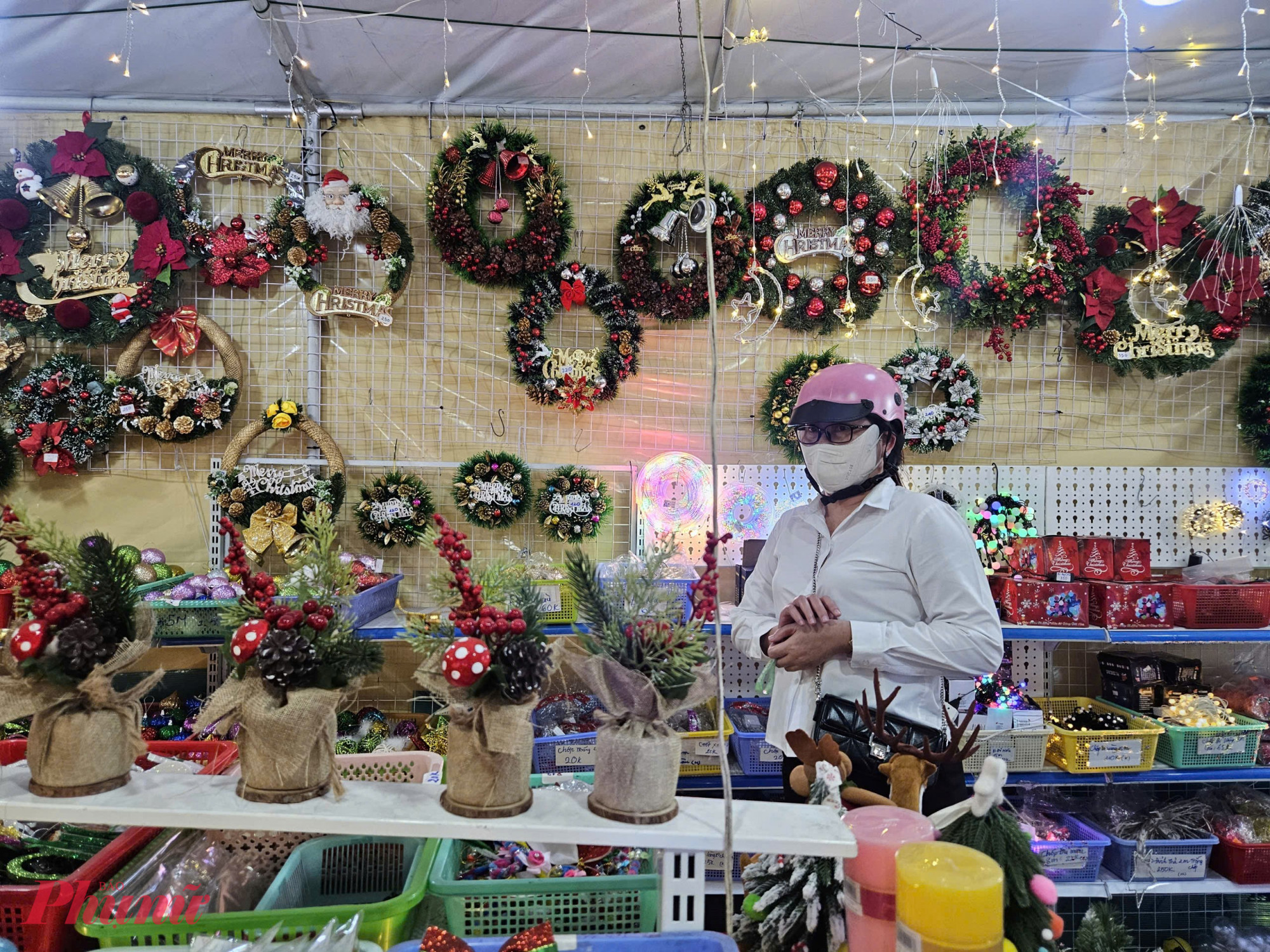 Trái châu treo cây thông có giá từ 3.000 - 20.000 đồng/trái, tùy kích thước; đèn trang trí dao động từ 70.000 đồng/m trở lên; tuần lộc trang trí có giá từ vài trăm ngàn đến hơn 2,4 triệu đồng/con.  Các sản phẩm lưu niệm phổ biến ở mức khoảng 350.000 đồng/mẫu, vòng nguyệt quế có giá từ 120.000 - 550.000 đồng/cái.