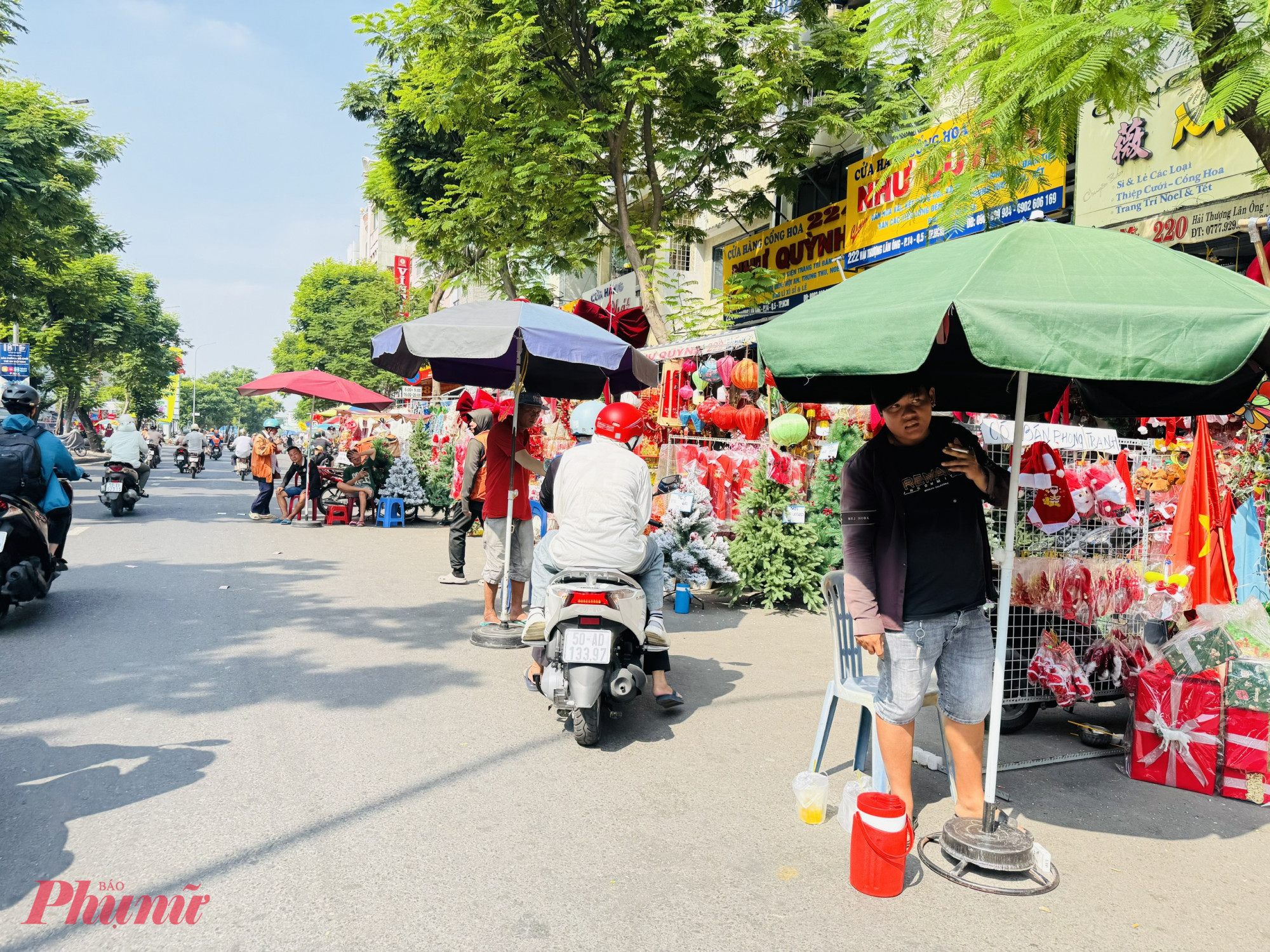 Tại tuyến đường Hải Thượng Lãn Ông (phường Chợ Lớn, TPHCM), không khí mua sắm vắng lặng, chỉ có nhân viên ngồi vỉa hè mời chào. Khách ghé qua đa phần chỉ dừng xe hỏi giá rồi nhanh chóng rời đi mà không chốt đơn.
