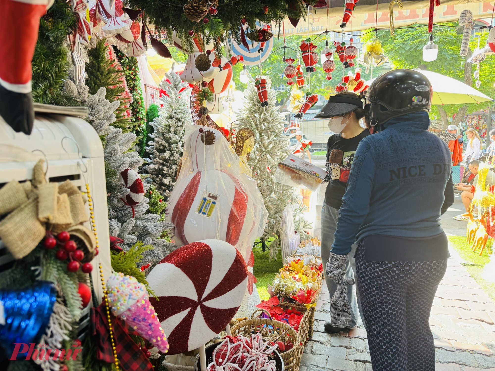 Các cửa hàng lớn tại đường Hải Thượng Lãn Ông đều trang bị cả catalogue trang trí mẫu mã từ nước ngoài