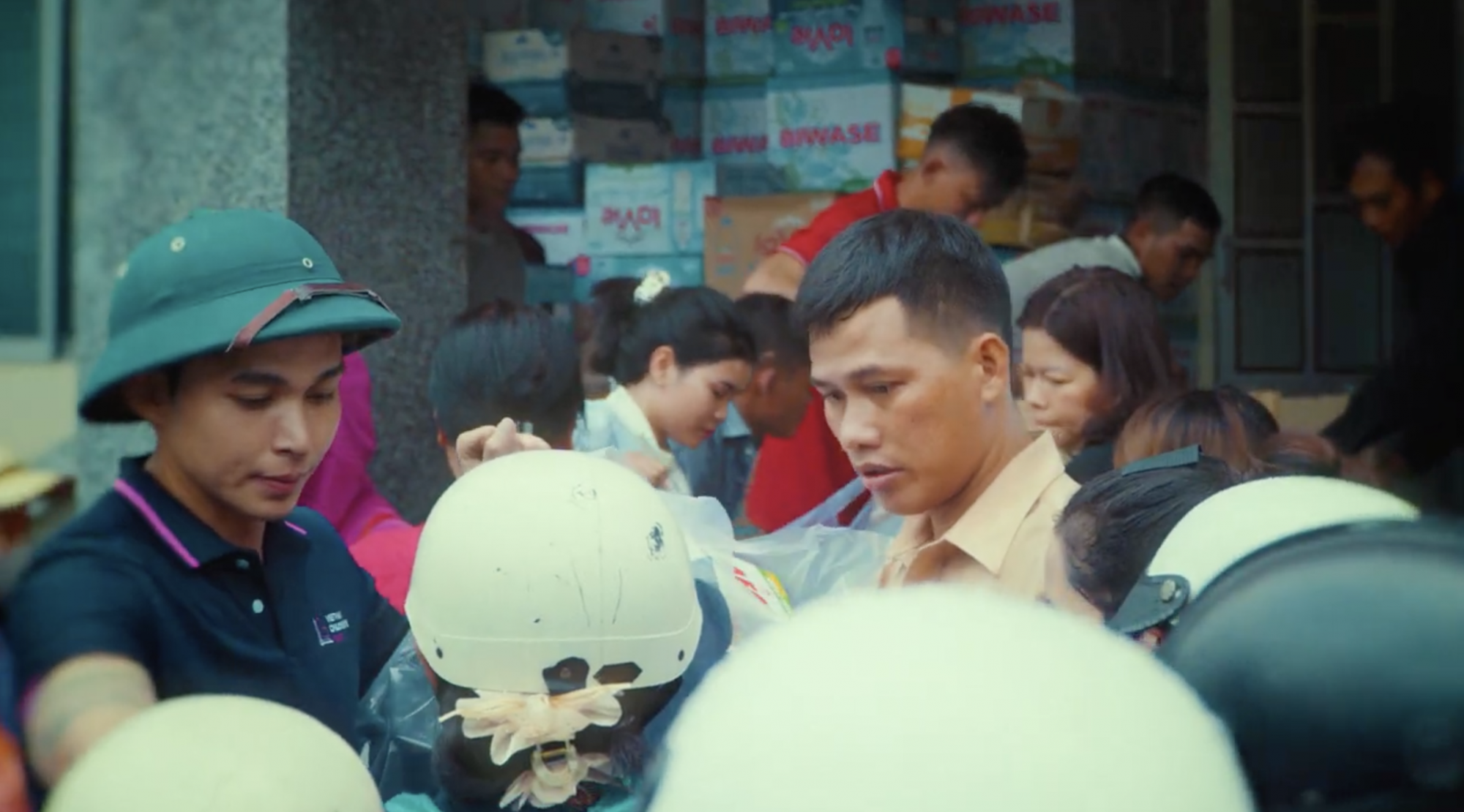 Jun Phạm tặng quà cho bà con 