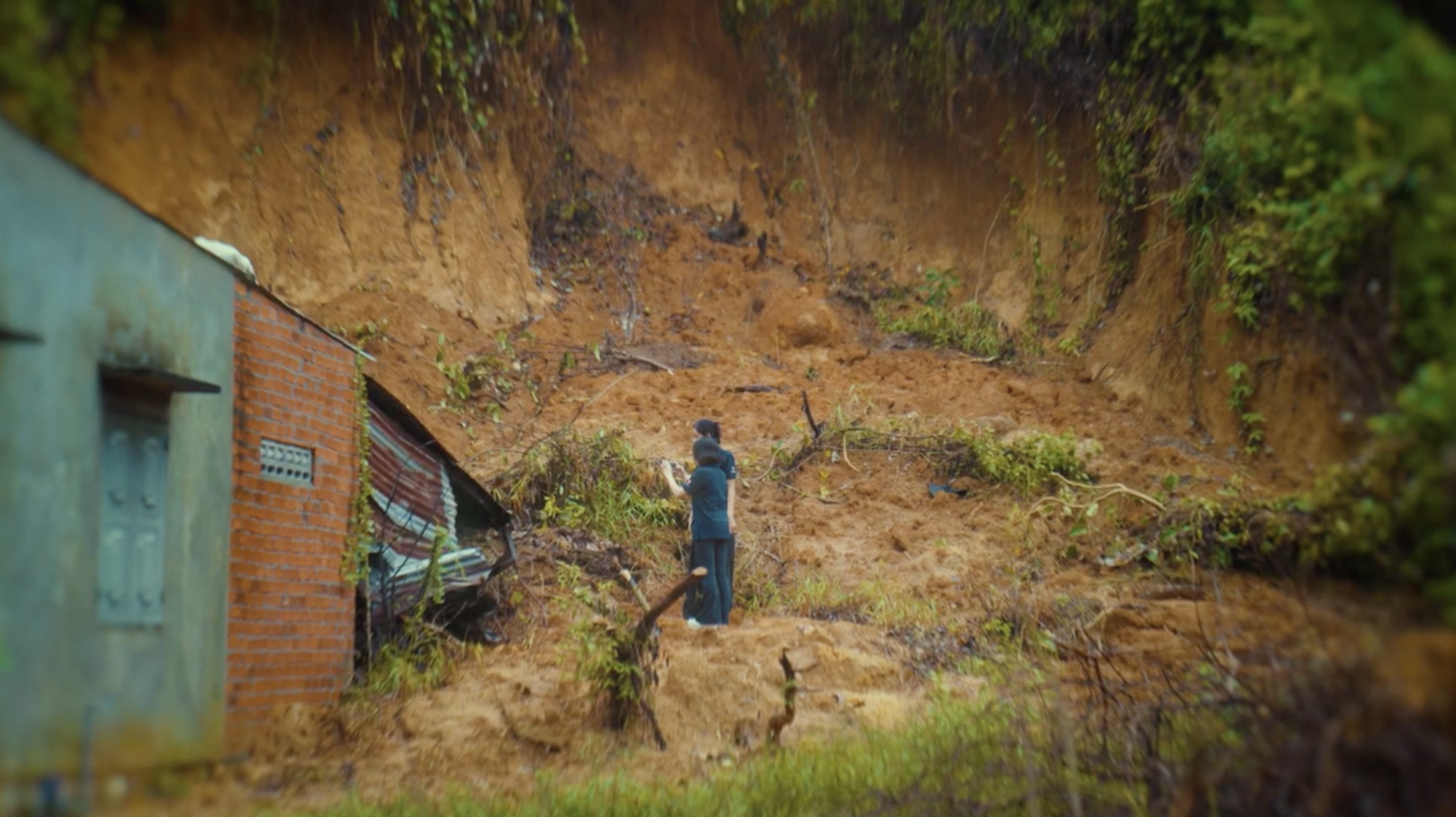 Đất sạt lở, nhà dân hư hại trong thiên tai, lũ lụt được ê-kíp khắc hoạ trong MV