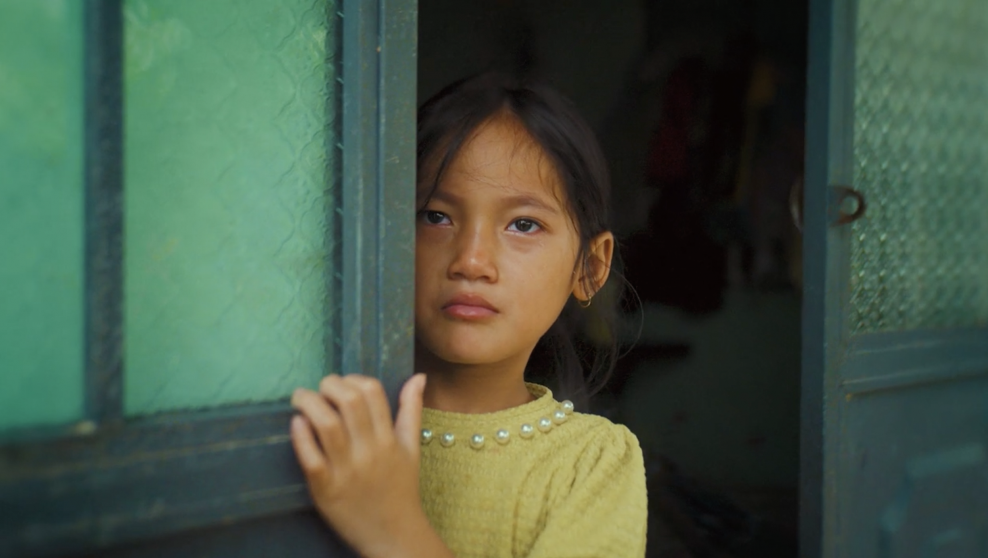 Một em bé ở địa phương rơi nước mắt được ê-kíp ghi nhận lại