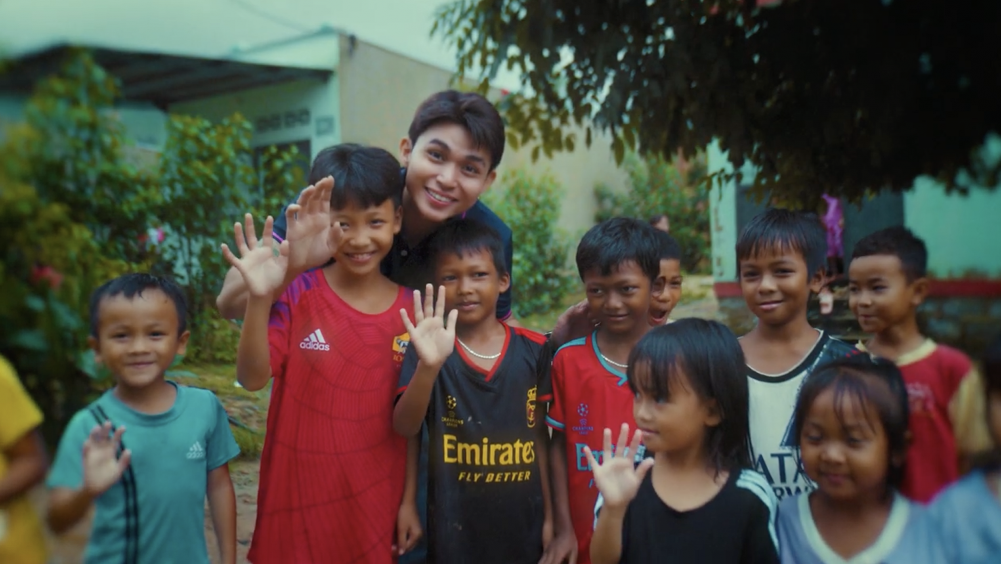 Jun Phạm và các em nhỏ xuất hiện trong MV Rồi sẽ qua