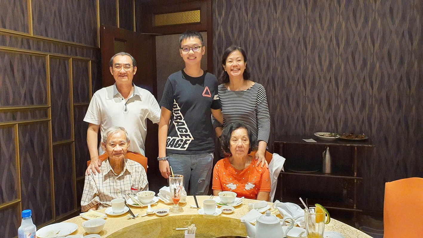 Gia đình doanh nhân Mã Thanh Danh cùng ba mẹ lúc ba anh còn sống - Ảnh do nhân vật cung cấp