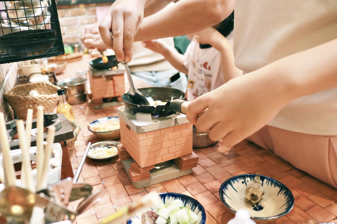 Các bé tự tay nấu nướng trong căn bếp mini 