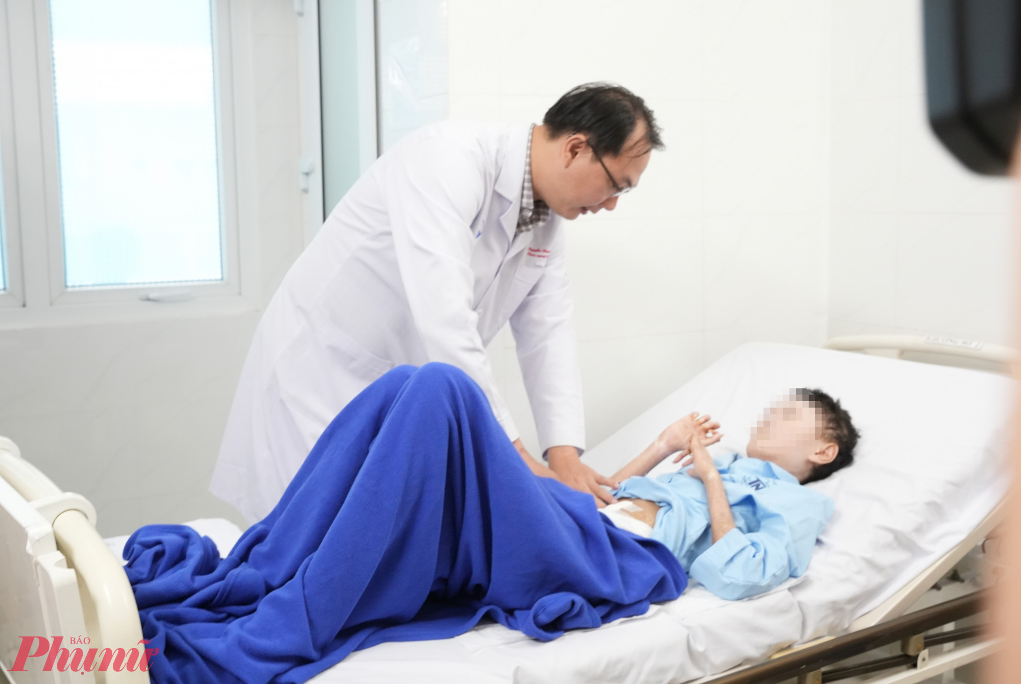 Bác sĩ thăm khám lại cho chị T.