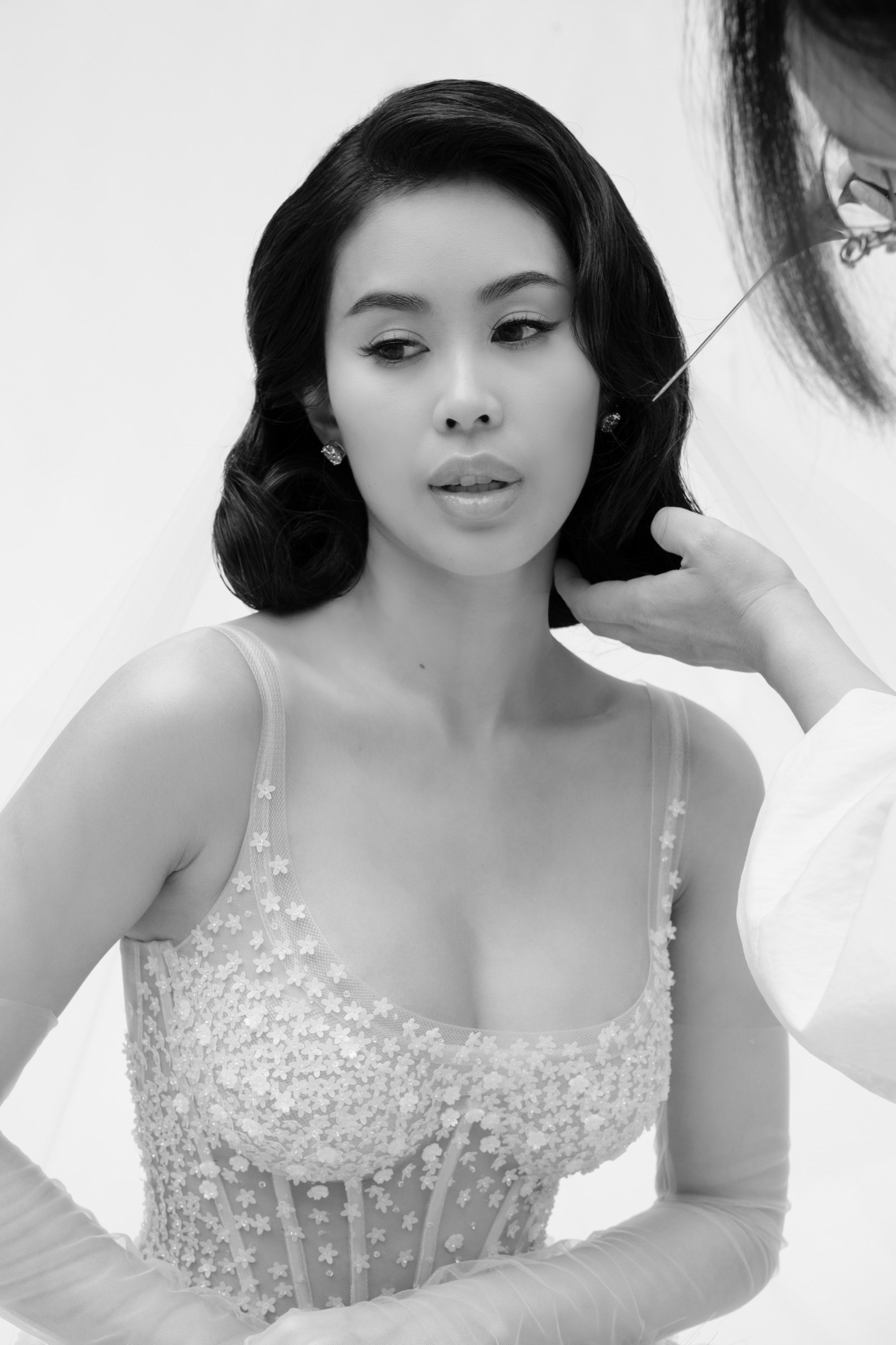 Bí mật đằng sau chiếc váy cưới cùng Tiên Nguyễn lên bìa tạp chí quốc tế