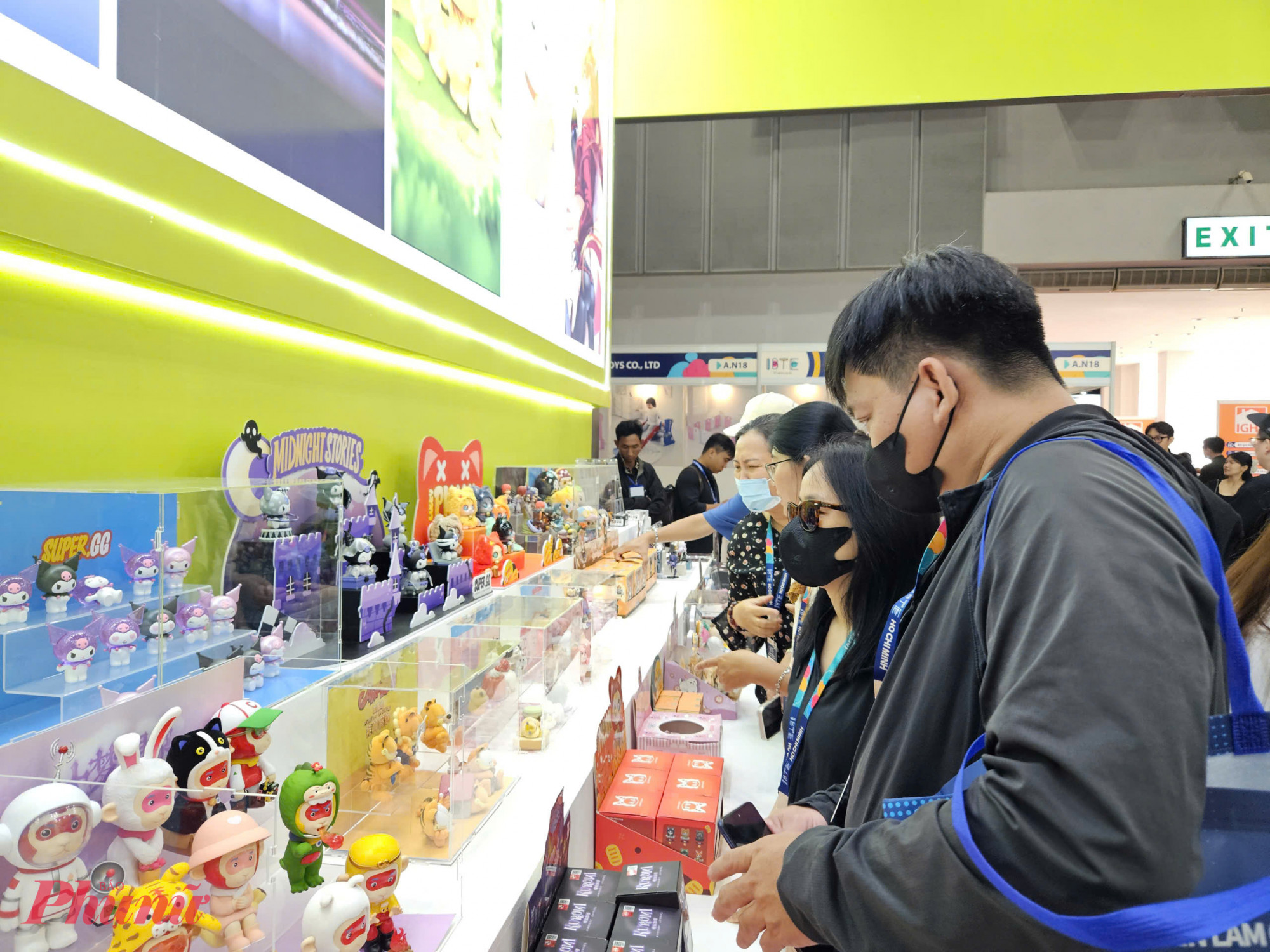 Ghi nhận sáng 18/12 cho thấy, các gian hàng trưng bày đồ chơi sưu tầm thu hút đông người xem ngay trong ngày đầu mở cửa. Nổi bật nhất là các mẫu đồ chơi “quái cute”, blind box (hộp mù) thế hệ mới, với thiết kế nhỏ gọn, tạo hình lạ mắt, hướng đến nhóm người mua trẻ và người sưu tầm.