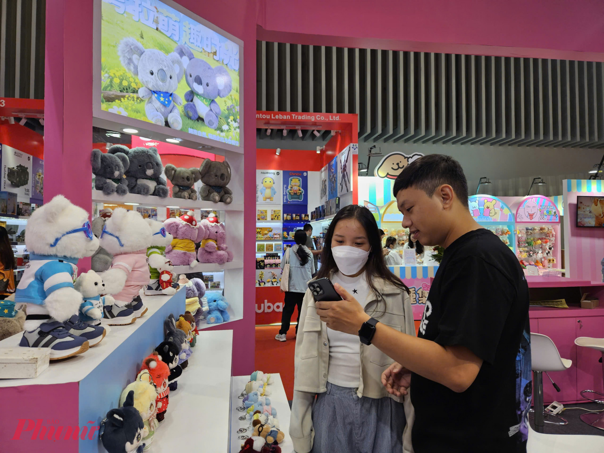 Trong đó, nhiều gian hàng giới thiệu các figure chibi theo chủ đề đời sống (mô hình nhân vật thu nhỏ, đầu to - thân nhỏ) và art toy plush mặt vinyl (đồ chơi sưu tầm thân bông mềm, mặt nhựa, phát hành theo series). Các sản phẩm này chủ yếu bán theo hình thức hộp mù, mỗi nhân vật có giá khoảng 350.000 đồng; nếu mua trọn bộ series gồm 12 mẫu, tổng chi phí khoảng 4,2 triệu đồng.