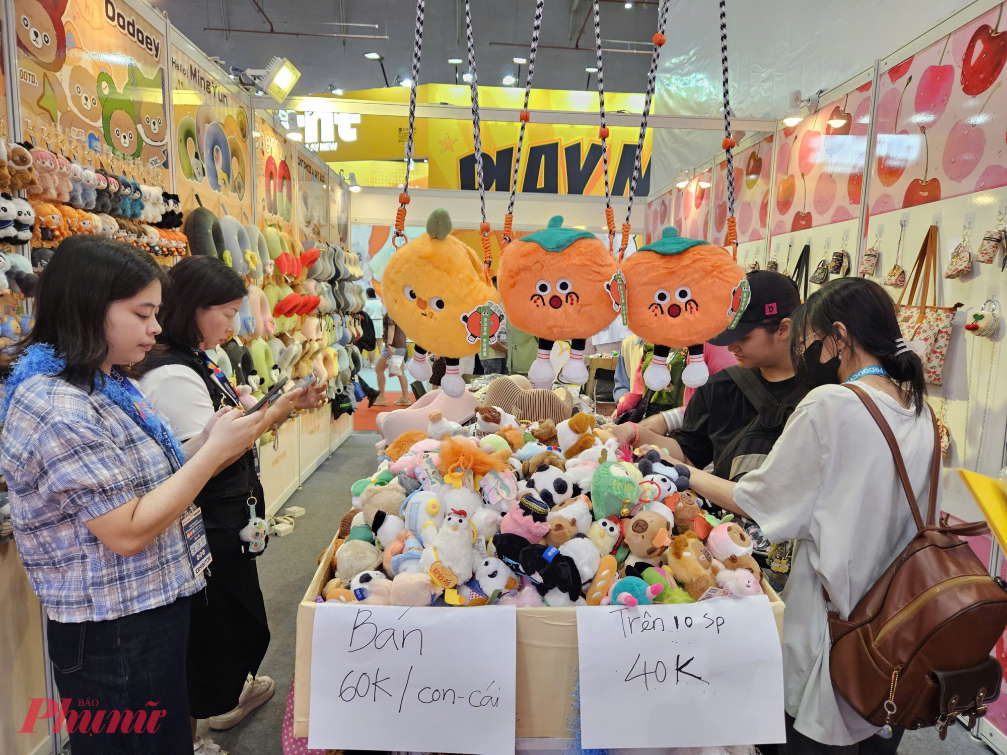 Nhiều mẫu móc khóa với đủ loại hình thù dễ thương được khách hàng tìm mua 