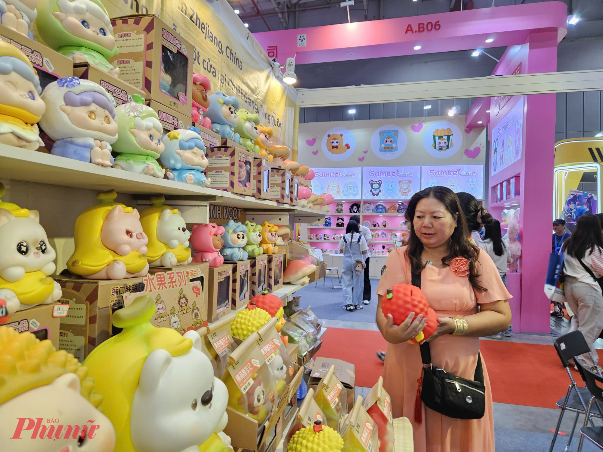 Các mẫu đồ chơi này có tên Điều ước thời gian, được người bán giới thiệu là phiên bản mới nhất năm 2025, có giá phổ biến từ 180.000 đồng/sản phẩm. Sản phẩm này ngoài trưng bày, sưu tầm, còn có thể dùng làm 'heo đất' để tiền tiết kiệm