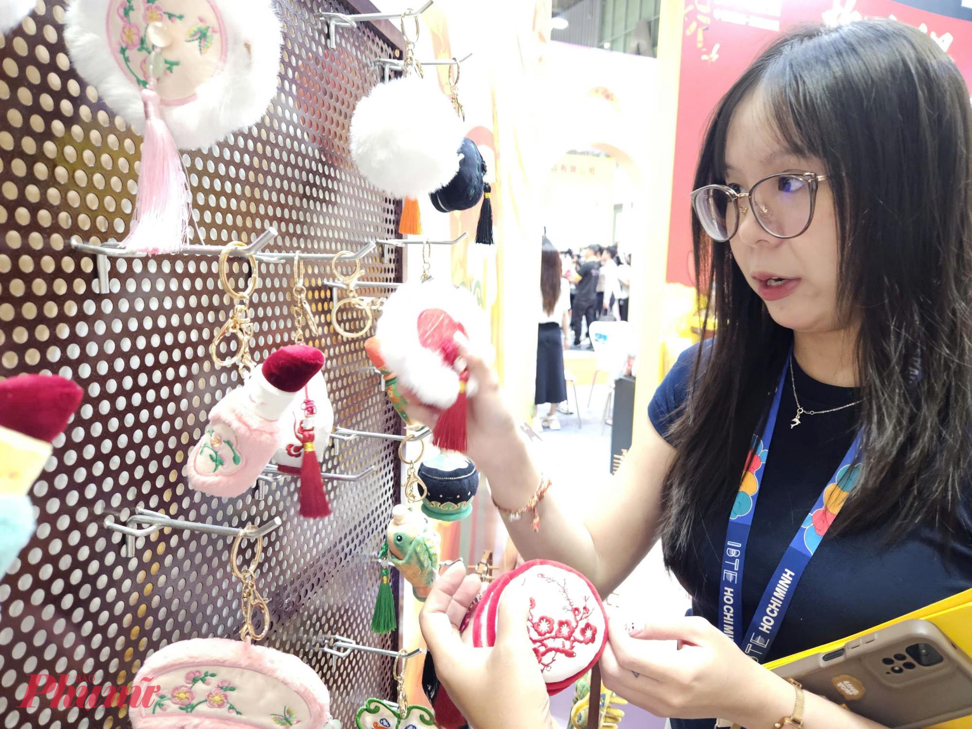 Năm nay, dòng móc khóa được lấy cảm hứng từ bộ sưu tập mỹ phẩm như hộp phấn, son môi... 